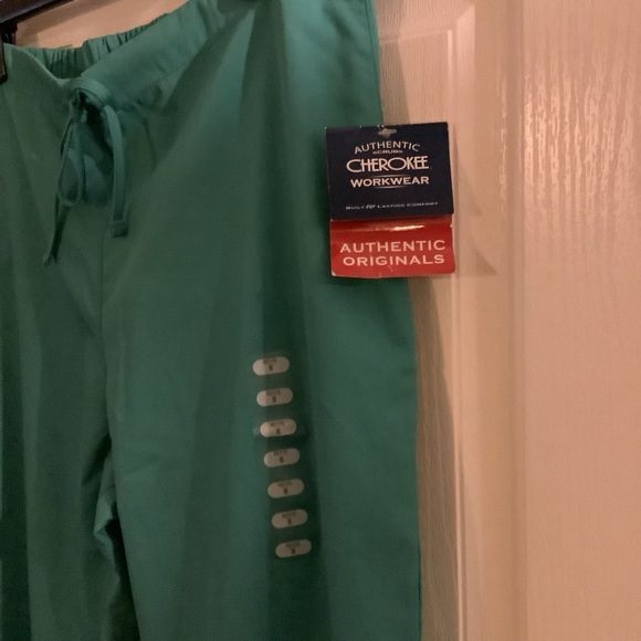 Cherokee scrubs, green, size petite medium - Picture 9 of 9